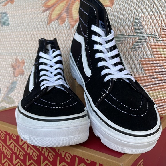 Vans Men’s Sentry Sk8-Hi
Black/White
VN0A5KY5BA2
Sneakers - Picture 12 of 16